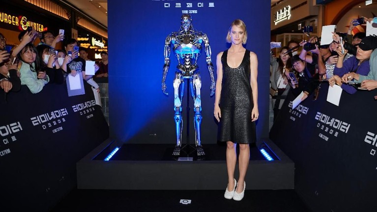 Momen Seru Bintang Film Terminator: Dark Fate di Karpet Merah Para pemain film Terminator: Dark Fate baru saja melangsungkan konferensi pers di Korea Selatan, Senin (21/10) kemarin. Mereka antusias melihat penggemarnya.