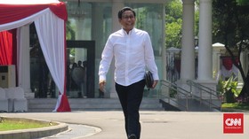 Berbaju Putih, Kakak Cak Imin Semringah Datangi Istana