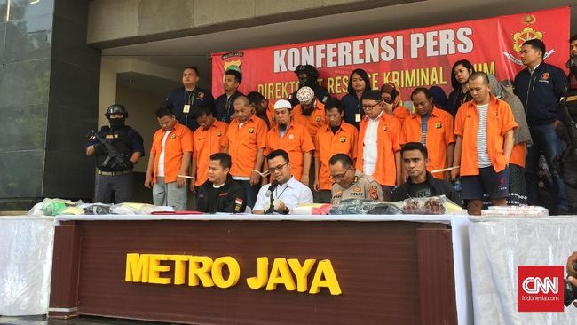 Dua Tersangka Disebut Paksa Ninoy Teken Surat Pernyataan Dua tersangka, yakni RDS dan dokter IZH, disebut memaksa pegiat medsos Ninoy Karundeng menandatangani surat pernyataan tak dianiaya dan tak lapor polisi.