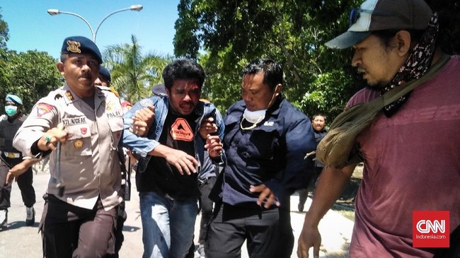 Polisi melepas 17 mahasiswa Kendari yang ditangkap dalam demo menagih penuntasan kasus penembakan dua mahasiswa Kendari.