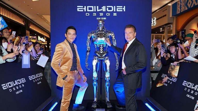 Momen Seru Bintang Film Terminator: Dark Fate di Karpet Merah Para pemain film Terminator: Dark Fate baru saja melangsungkan konferensi pers di Korea Selatan, Senin (21/10) kemarin. Mereka antusias melihat penggemarnya.