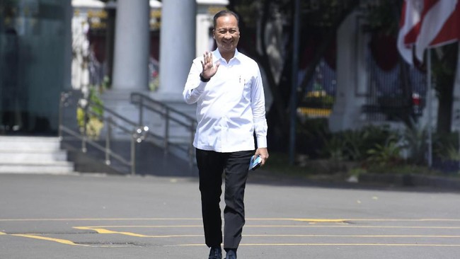 Politisi partai Golkar yang juga mantan Menteri Sosial Agus Gumiwang melambaikan tangan saat tiba di Kompleks Istana Kepresidenan di Jakarta, Selasa (22/10/2019). ANTARA FOTO/Puspa Perwitasari/wsj.