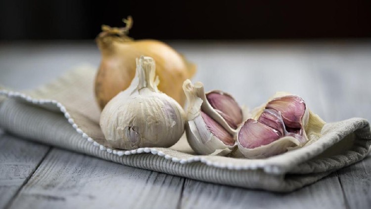 Tips Menyimpan Bawang Supaya Awet & Tetap Segar Setiap bawang harus disimpan dalam cara berbeda supaya awet dan tetap segar.