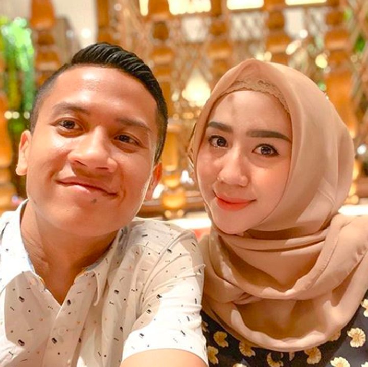 <p>Malam Minggu bersama istri tercinta. Romantis banget nih, Bun, karena Syarif memuji istrinya sebagai mahkotanya dan amanat dari Allah SWT. (Foto: Instagram @syrfxvii)</p>