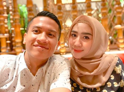 7 Potret Ajudan Ganteng Jokowi, Syarif Muhammad Mesra Bersama Istri