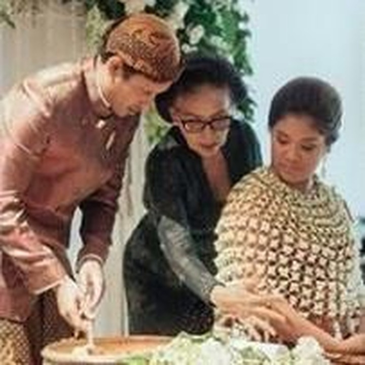 <p>Nadiem dan Franka melakukan prosesi siraman untuk ibu dan bayi yang ada di dalam kandungan. (Foto: Instagram @mamiehardo)</p>