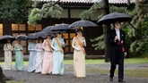 FOTO: Ritual Menuju Penobatan Naruhito Menjadi Kaisar Jepang Kaisar Jepang, Naruhito, dan Permaisuri Masako hari ini menjalani upacara ritual sebagai bagian dari proses penobatan kekaisaran Tahta Seruni.