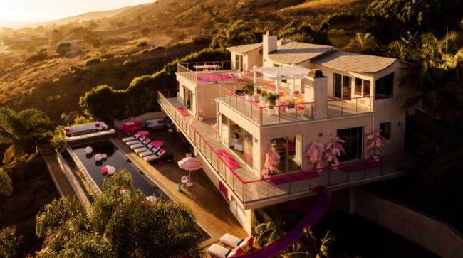 Eksterior dan interior yang serba pink membuat Rumah Barbie di Malibu mewujudkan mimpi masa kecil banyak orang.