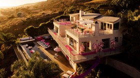 Kini Bisa Bermalam di Rumah Barbie Sungguhan