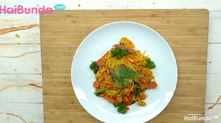 Ingin mencoba spaghetti dengan saus yang beda? Intip yuk resep bekal sekolah anak: spaghetti tek-tek.