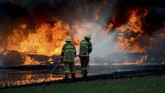 FOTO: Kebakaran Pipa Minyak Pertamina Tewaskan Operator Pipa Pertamina terbakar di Cimahi, Jawa Barat, Selasa (22/10), dekat proyek Kereta Cepat Indonesia China (KCIC) Jakarta-Bandung. Seorang operator tewas.