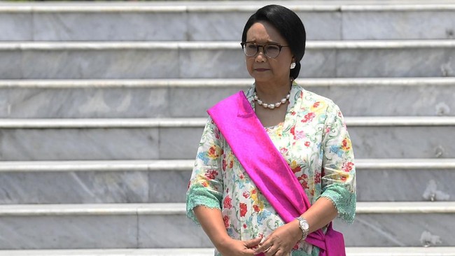 Menlu Retno buka suara usai diisukan mundur dari kabinet Jokowi. Dia menyebut justru jadwal sedang padat, termasuk hadir di debat DK PBB soal Gaza.