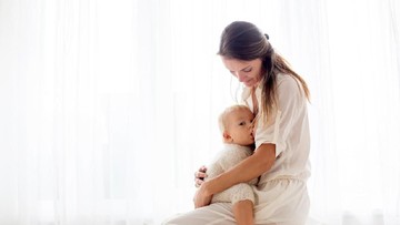 Posisi bayi duduk hingga posisi menyusui upright