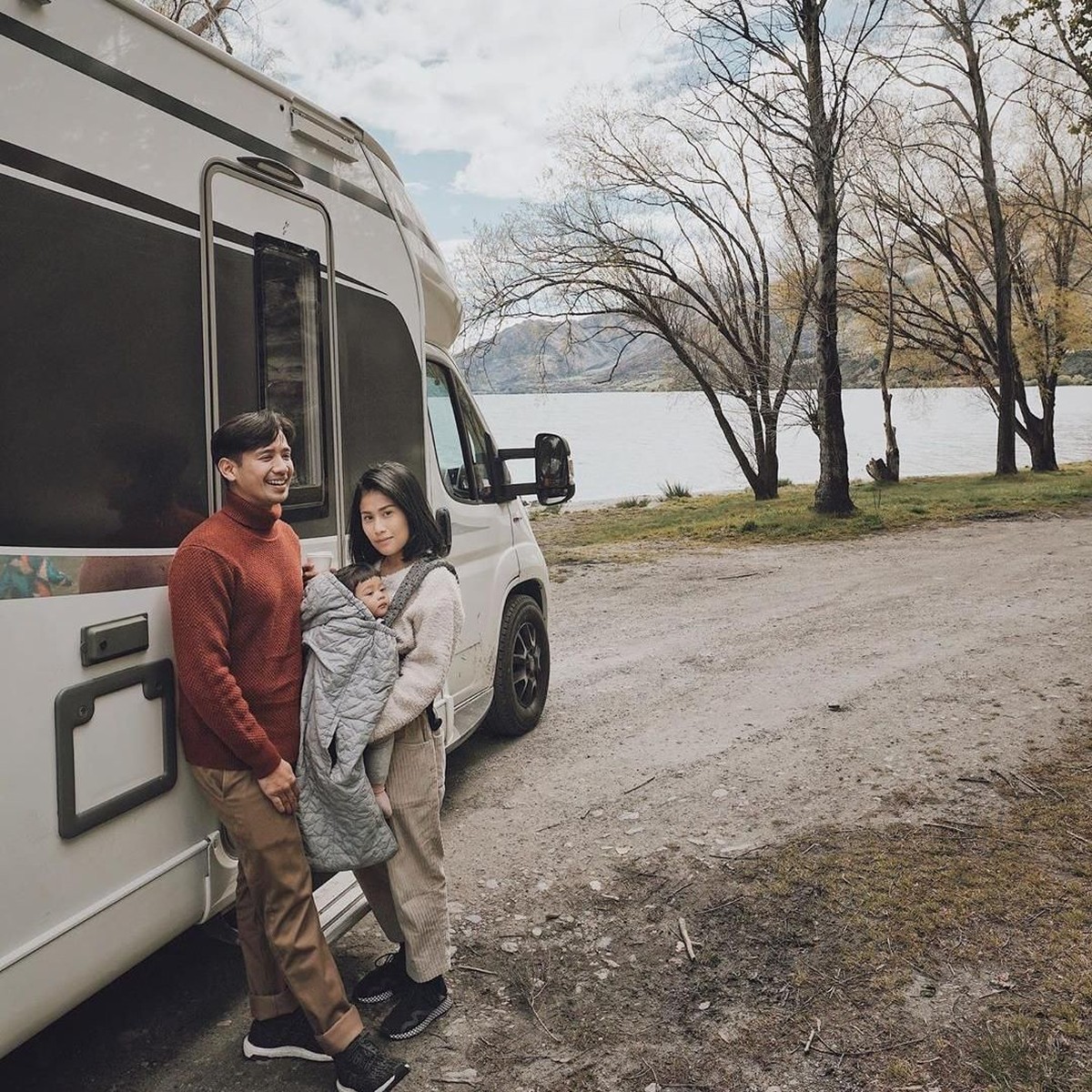 Intip keseruan Tarra Budiman dengan keluarga kecilnya saat menikmati pemandangan di Selandia Baru menggunakan mobil Campervan&period;