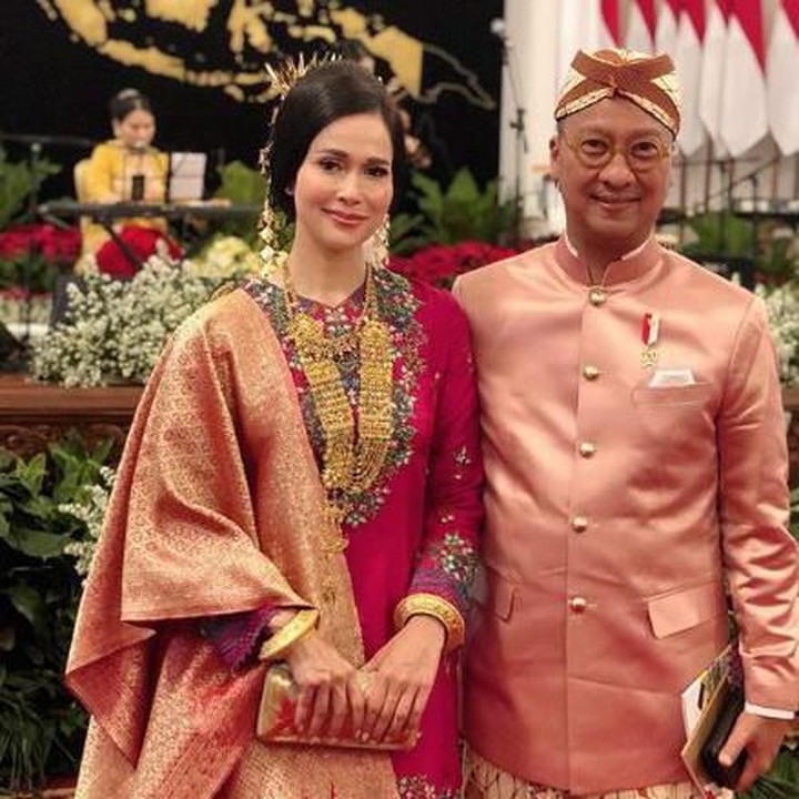 <p>Istri menteri perindustrian Agus Gumiwang terlihat cantik dengan balutan baju adat. Pesona Leomongga sudah lama mencuri perhatian netizen. (Foto: Instagram @leomongga)</p>