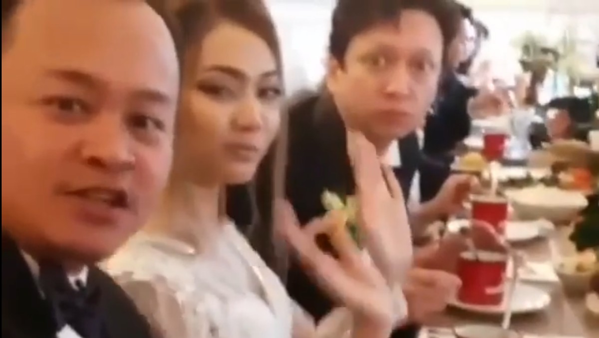 Rina Nose resmi melepas status jandanya&period; Ia dipinang sang kekasih&comma; Josscy&comma; pada Selasa &lpar;22&sol;10&rpar; di Belanda&period; Seperti apa potret bahagia Rina dan Josscy&quest;