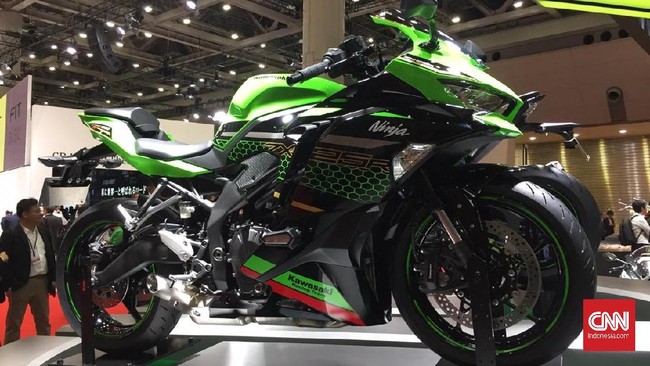 Kawasaki Ninja ZX-25R menggunakan mesin 250 cc dengan 4-silinder