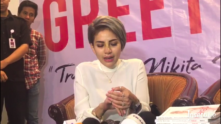 Nikita Mirzani Rilis Buku Biografi Berjudul Naked Buku berjudul Naked yang dirilis Nikita Mirzani.