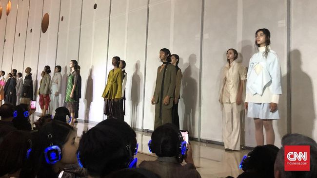 Saat show Senayan City x Tangan dimulai, musik yang bergemuruh diputar dengan nuansa yang sedikit menakutkan.