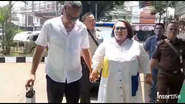 Usai Bertemu dengan Cucu, Nunung Ceria Hadapi Persidangan