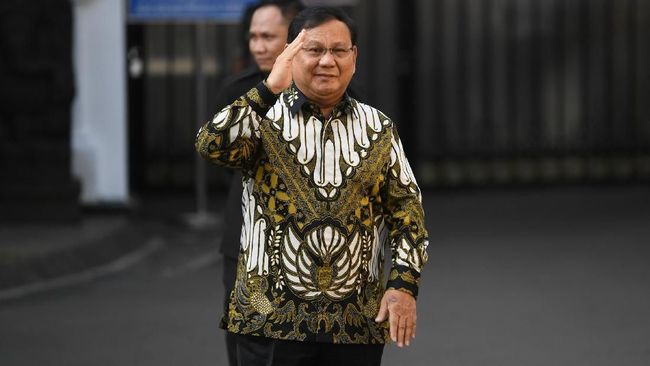 Saat diperkenalkan sebagai Menteri Pertahanan di Kabinet Jokowi, Prabowo Subianto memakai kemeja batik yang sama saat bertemu Megawati. Apa maknanya?