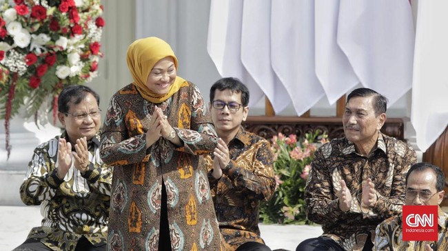 Menaker Ida Fauziyah saat pengumuman jajaran menteri Kabinet Indonesia Maju di tangga beranda Istana Merdeka, Jakarta, Rabu (23/10/2019). (CNN Indonesia/Adhi Wicaksono)
