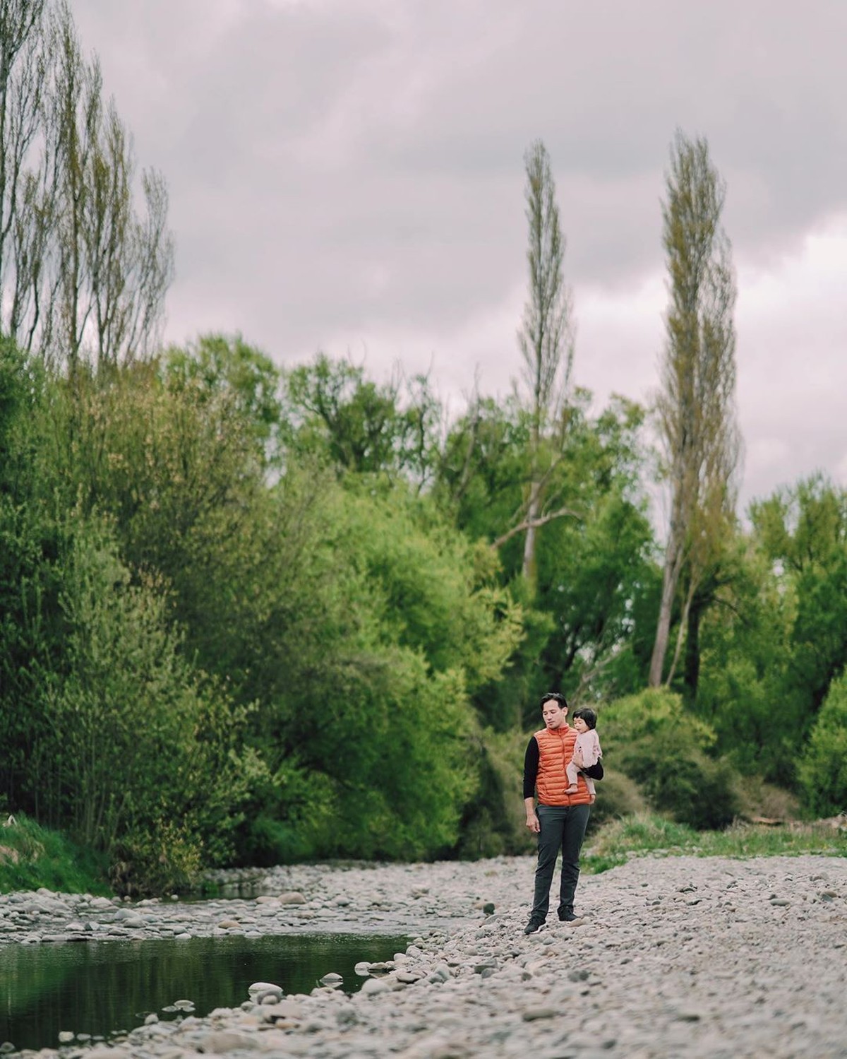 Intip keseruan Tarra Budiman dengan keluarga kecilnya saat menikmati pemandangan di Selandia Baru menggunakan mobil Campervan&period;