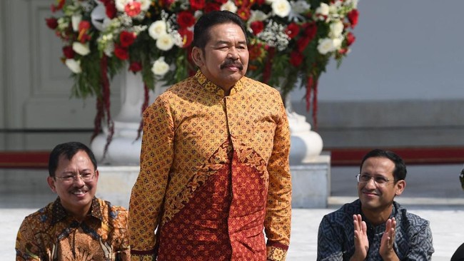 ST Burhanuddin menampik anggapan bahwa dirinya diangkat Presiden Joko Widodo sebagai Jaksa Agung karena terafiliasi atau merupakan anggota PDIP.