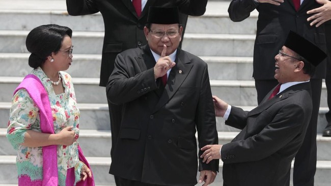 Netizen ramai mengomentari soal beda pernyataan jubir Prabowo Subianto, Dahnil Anzar yang sebelumnya menyatakan Menteri Pertahanan tak mau mengambil gajinya.