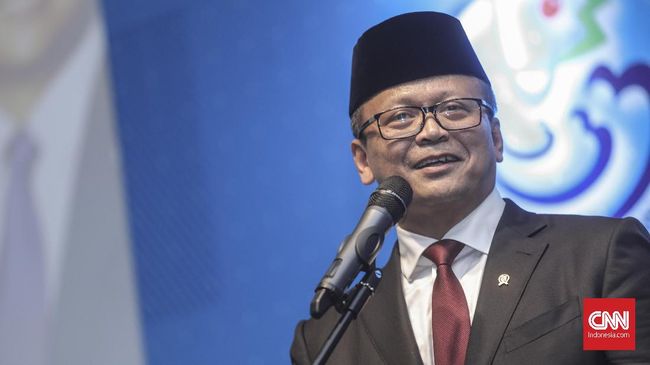 Edhy Prabowo dan Susi Pudjiastuti Acara Pisah Sambut (serah terima jabatan) Menteri Kelautan dan Perikanan (KKP) dari Menteri KKP periode 2014-2019, Susi Pudjiastuti, kepada Menteri KKP periode 2019-2024, Edhy Prabowo di Gedung Kementerian Kelautan dan Perikanan, Jakarta, Rabu, 23 Oktober 2019. CNN Indonesia/Bisma Septalisma