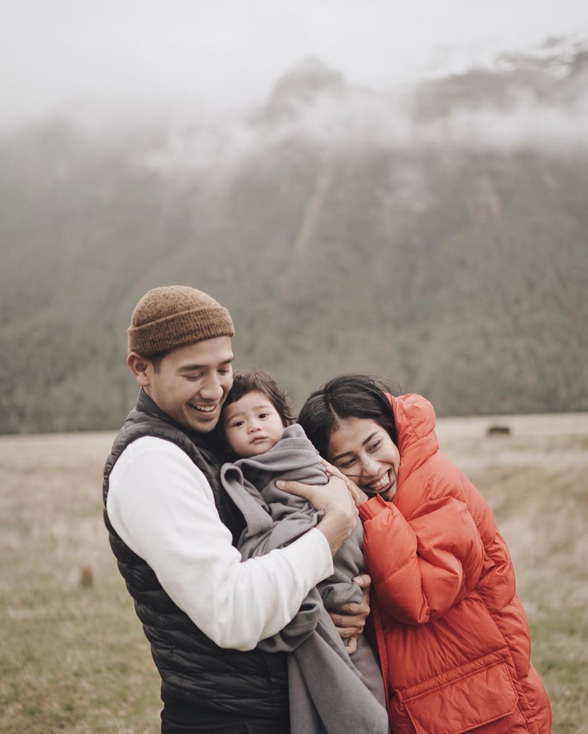 Intip keseruan Tarra Budiman dengan keluarga kecilnya saat menikmati pemandangan di Selandia Baru menggunakan mobil Campervan&period;