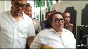 img-title Usai Sidang Kasus Narkoba, Nunung Nyaris Pingsan