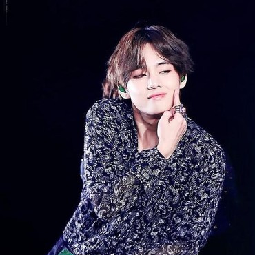 Ketampanan V BTS Bikin 5 Merchandise Ini Ludes dalam Sekejap Mata