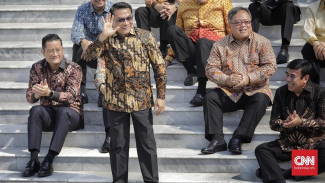 Sejumlah menteri Kabinet Indonesia Maju membuat kegaduhan di ranah publik karena pernyataan kontroversialnya pada awal masa pemerintahan Jokowi-Ma'ruf.