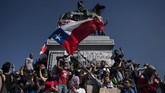 FOTO: Unjuk Rasa Bikin Chile Membara Aksi unjuk rasa warga Chile menentang kenaikan harga tiket transportasi umum sejak 18 Oktober berujung kerusuhan.
