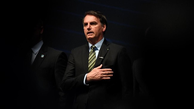 Brazilian President Jair Bolsonaro attends the ceremony marking the assembly of the sections of the newest Brazil's Navy submarine Humaita (SBR-2), at the Itaguai Navy Complex in Rio de Janeiro, Brazil, on October 11, 2019. (Photo by Mauro Pimentel / AFP)