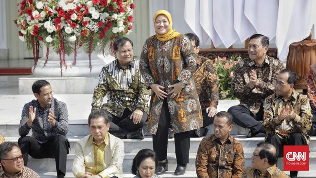 Menaker Ida Fauziyah meneken aturan JHT cair 56 tahun, sementara aturan versi Jokowi menyatakan orang yang berhenti kerja bisa langsung mendapatkan manfaat JHT.