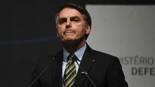 Brazilian President Jair Bolsonaro gestures as he speaks during the ceremony marking the assembly of the parts of Brazil's new Navy submarine Humaita (SBR-2), at the Itaguai Navy Complex in Rio de Janeiro, Brazil, on October 11, 2019. (Photo by MAURO PIMENTEL / AFP)