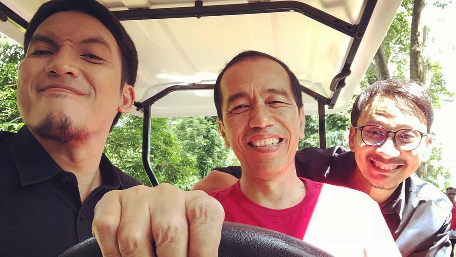 Desta 3 selebriti Indonesia yang beruntung bisa bertemu Presiden Jokowi. Mereka tak malu-malu mengaku bahwa merasa grogi saat akhirnya bertatap muka dengan Jokowi.