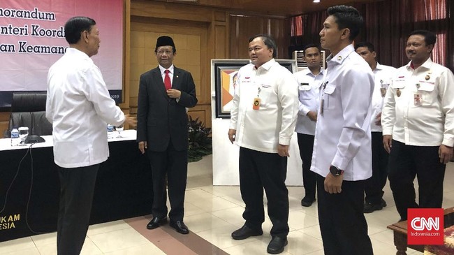 Saat Sertijab, Wiranto mengingatkan kepada Mahfud MD agar serius bekerja karena periode sebelumnya Jokowi tiga kali ganti Menkopolhukam.