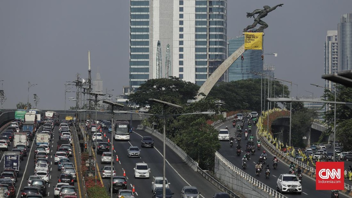FOTO: Aksi Tagih Janji Jokowi  di Pancoran dan Bundaran HI