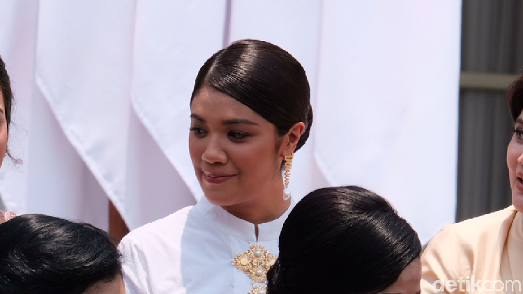 Menteri Nadiem Makarim lupa salami ibu negara, sementara itu istrinya, Franka Franklin tampil cantik jelita.