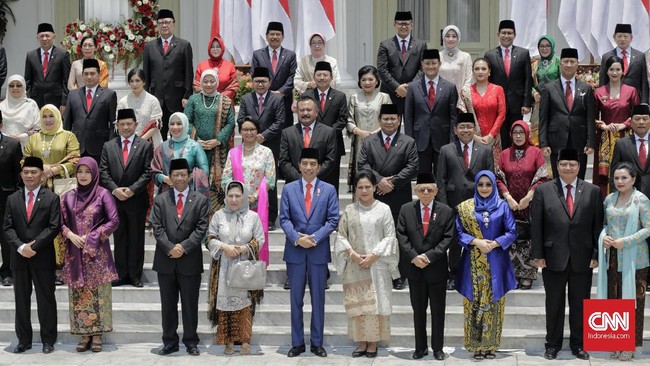 Rencana Jokowi merombak susunan kabinet atau reshuffle membuat PDIP dan NasDem 'ribut'. Mereka terlibat adu mulut menyikapi wacana kocok ulang pos menteri.