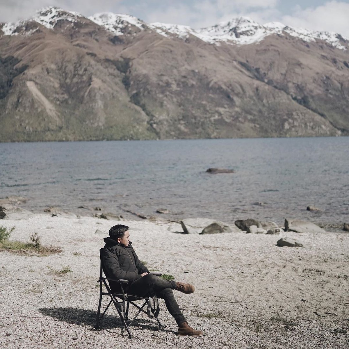 Intip keseruan Tarra Budiman dengan keluarga kecilnya saat menikmati pemandangan di Selandia Baru menggunakan mobil Campervan&period;