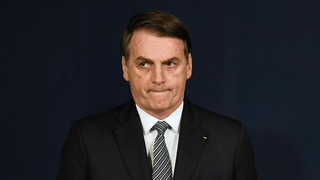 Brazilian President Jair Bolsonaro gestures during the inauguration ceremony of Brazil's Attorney General Augusto Aras (out of frame) in Brasilia, on October 2, 2019. (Photo by EVARISTO SA / AFP)