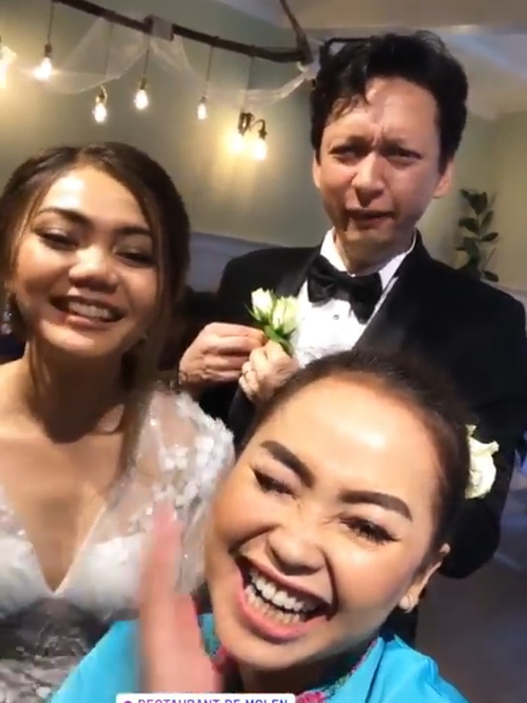 6 Potret Pernikahan Rina Nose dan Josscy di Belanda Rina Nose resmi melepas status jandanya. Ia dipinang sang kekasih, Josscy, pada Selasa (22/10) di Belanda. Seperti apa potret bahagia Rina dan Josscy?