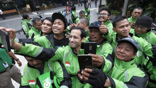 Mitra pengemudi online roda dua dan roda empat menyambut gembira atas terpilihnya pendiri Gojek Nadiem Makarim sebagai salah satu menteri Jokowi.