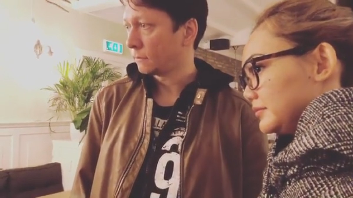 Rina Nose resmi melepas status jandanya&period; Ia dipinang sang kekasih&comma; Josscy&comma; pada Selasa &lpar;22&sol;10&rpar; di Belanda&period; Seperti apa potret bahagia Rina dan Josscy&quest;