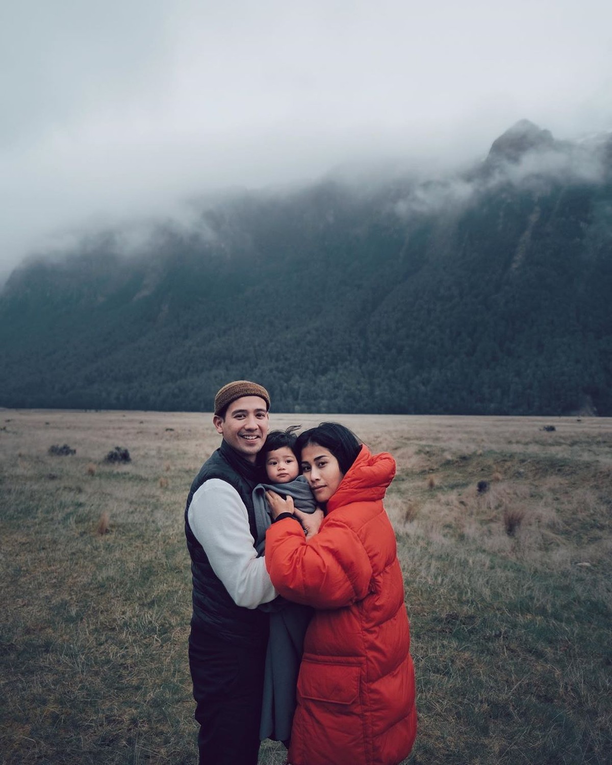 Intip keseruan Tarra Budiman dengan keluarga kecilnya saat menikmati pemandangan di Selandia Baru menggunakan mobil Campervan&period;