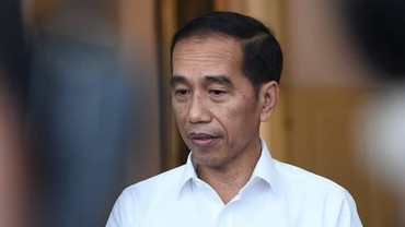 img-title Umumkan Nama Menteri, Gaya Duduk Jokowi Bikin Salah Fokus